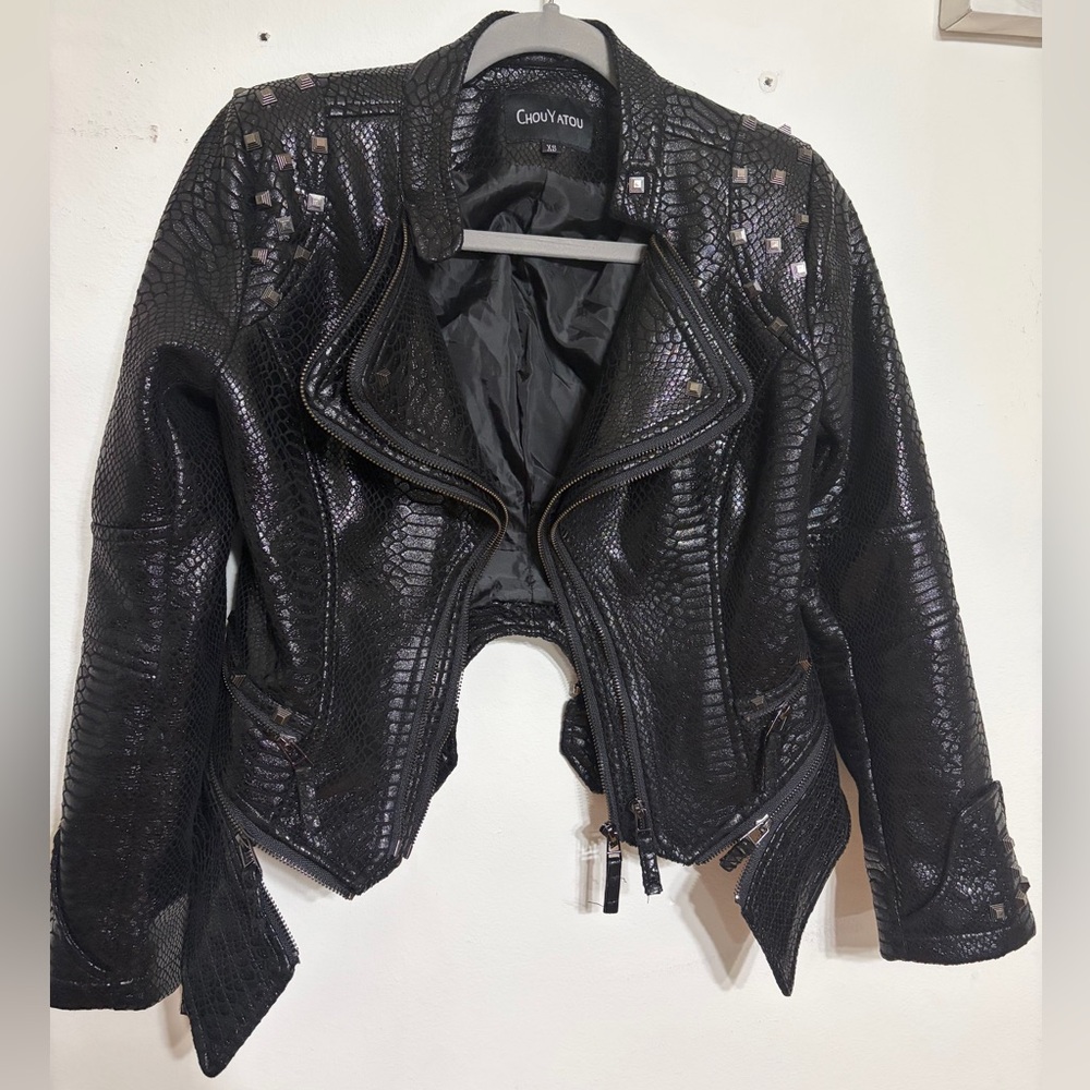 Chouyatou Women's Black Croc-Embossed Leather Jacket